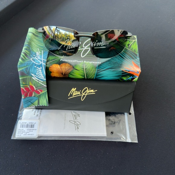 Maui Jim Ho’okipa Sunglasses MJ0676S-001 Black Polarized Grey Lens Italy - Picture 1 of 7